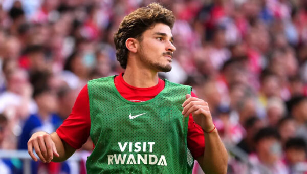 Atletico Madrid players would rather see Julian Alvarez leave, with Barcelona watching