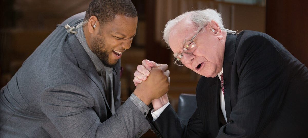 A former NFL player says Warren Buffett taught him 2 lessons about success that he still follows years later