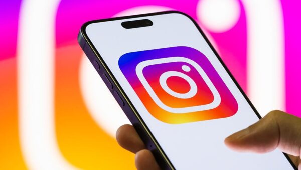 Hollywood and Social Media: How Instagram and Other Platforms Contribute to Hollywood’s Popularity