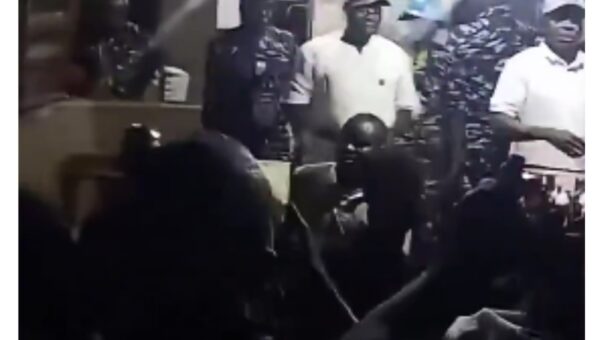 Osun decides: ‘Fadahunsi ole’ – Youths chant at INEC headquarters [VIDEO]