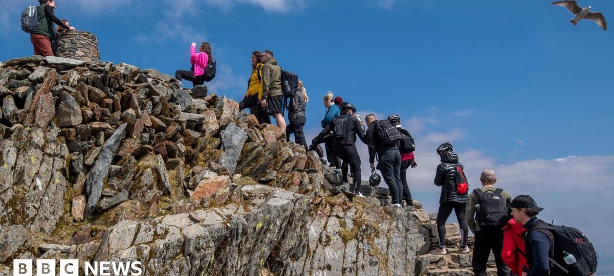 'It's not Alton Towers' - rows break out over queuing at Wales' highest mountain