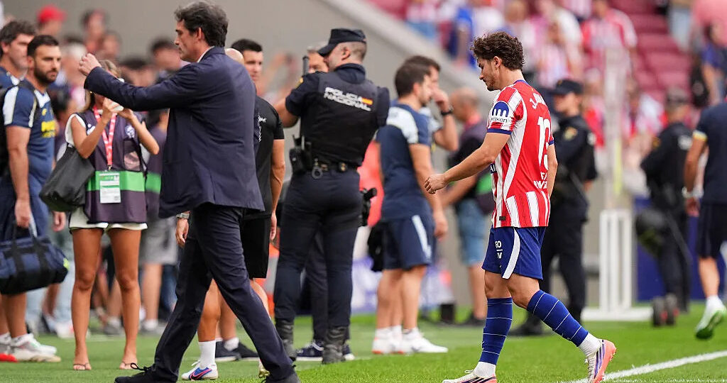Julián Álvarez breaks away from team-mates, doesn't applaud fans