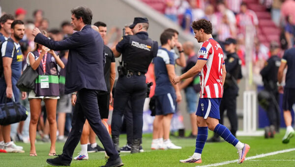 Julián Álvarez breaks away from team-mates, doesn’t applaud fans