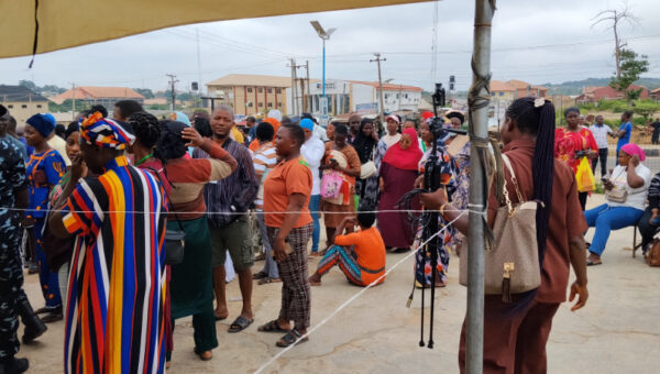 Osun Decides: ‘APC sharing money’ – Voters chase alleged vote buyers from polling units [VIDEO]