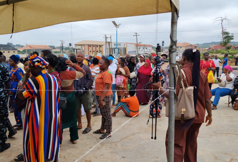 Osun Decides: ‘APC sharing money’ – Voters chase alleged vote buyers from polling units [VIDEO]