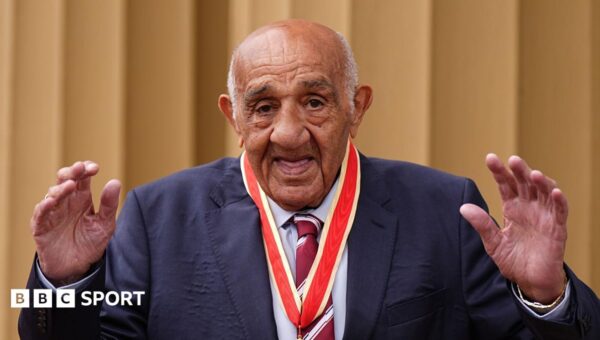 Legendary rugby league winger Boston dies aged 92