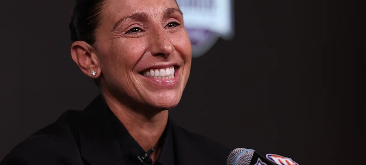 Diana Taurasi's No. 3 jersey is retired by Phoenix Mercury in halftime ceremony