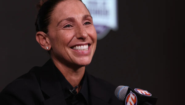 Diana Taurasi's No. 3 jersey is retired by Phoenix Mercury in halftime ceremony