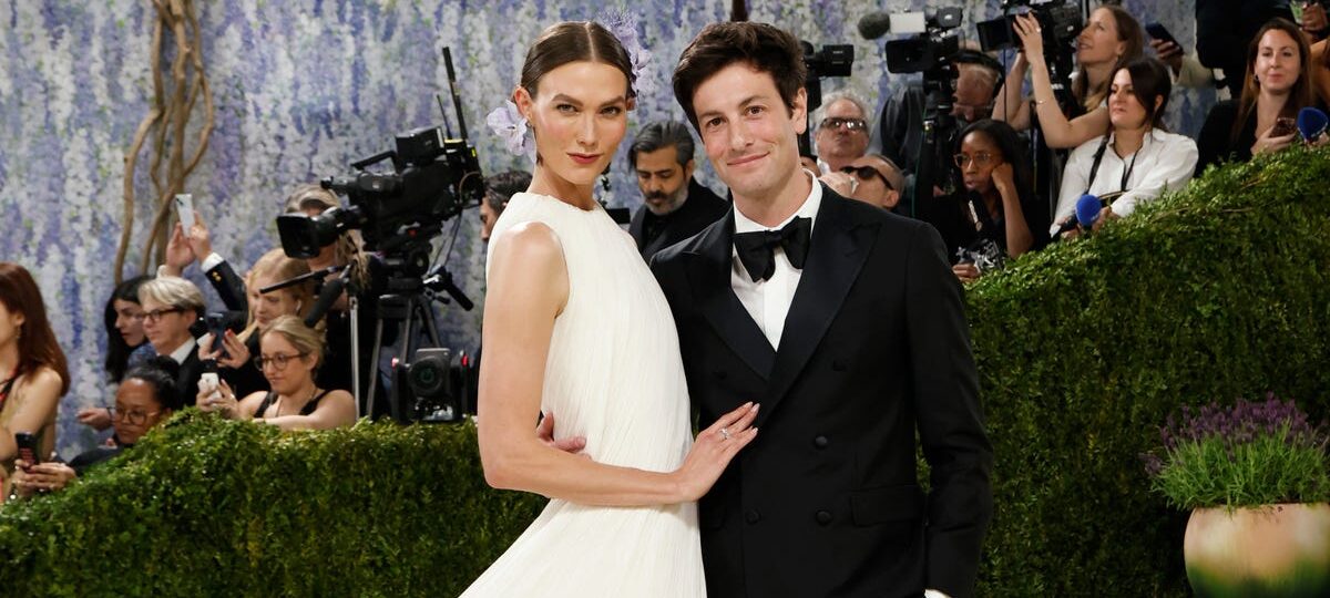 Inside the relationship of model Karlie Kloss and billionaire venture capitalist Josh Kushner, the power couple with unconventional ties to Trump
