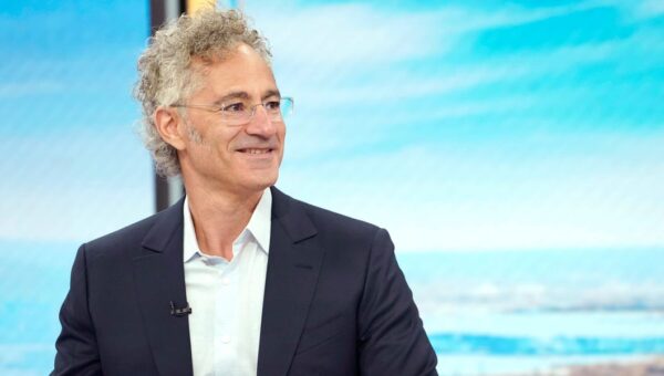 Alex Karp rings the alarm for salespeople, saying Palantir's teams crushed earnings with a 'miniscule and shrinking' head count