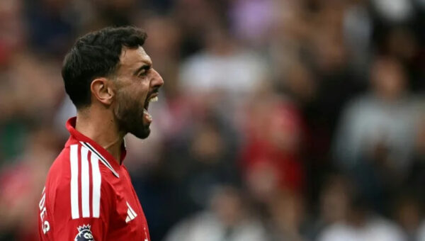Fernandes hat-trick inspires Man Utd rout of Ipswich
