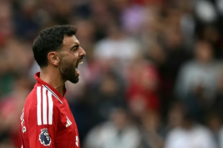 Fernandes hat-trick inspires Man Utd rout of Ipswich