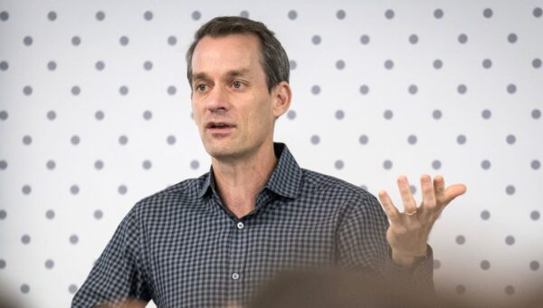 Departing Google chief scientist Jeff Dean has been in talks for a $10 billion valuation for his new AI startup