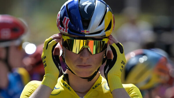 Demi Vollering defends the race leader’s yellow jersey on final stage of the Women’s Tour de France