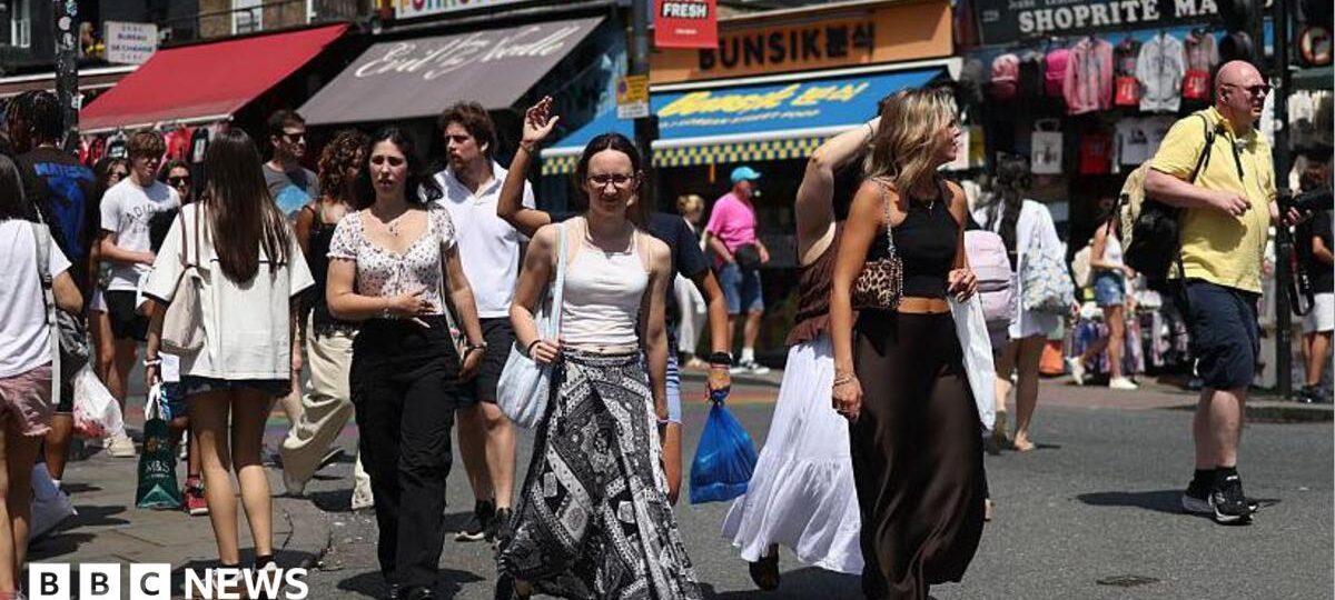 UK economy grows between April and June but experts warn of challenges in coming months