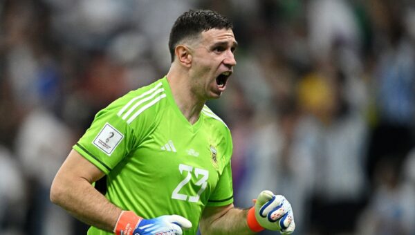 Transfer: Emi Martinez gives green light for Chelsea move