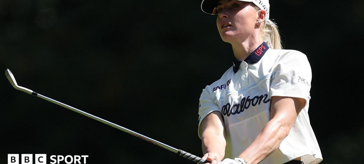 England's Hull closes in on Huang after historic 62