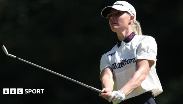 England’s Hull closes in on Huang after historic 62