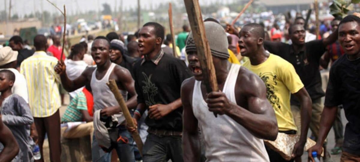 Mob lynches two suspected armed robbers to death in Warri