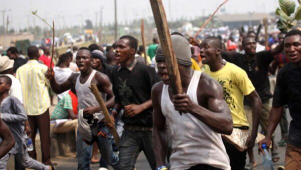 Mob lynches two suspected armed robbers to death in Warri