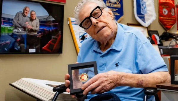 Feyenoord legend hailed by fans on his 91st birthday