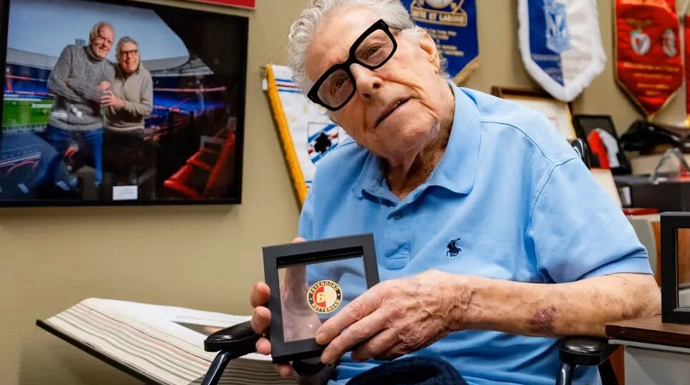 Feyenoord legend hailed by fans on his 91st birthday