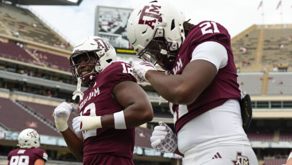 Watch Texas A&M TE use his massive frame to reel in impressive catch