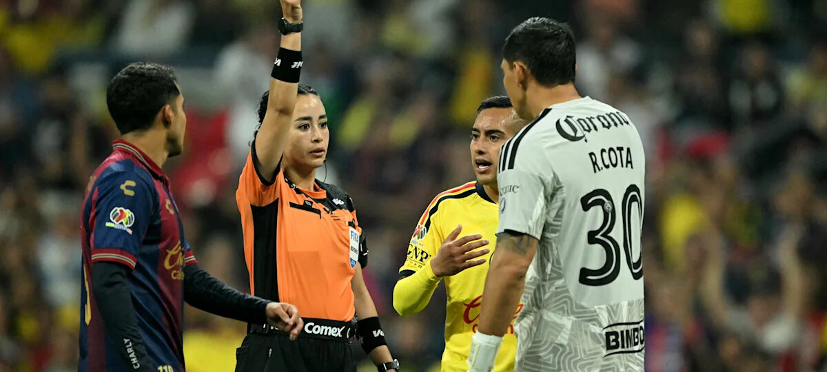Completely lost his bearings: pro keeper's crazy handball