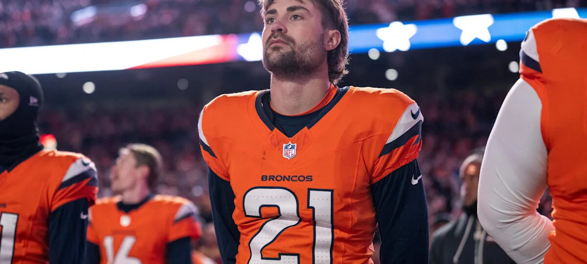 Riley Moss exits preseason game against Packers with injury