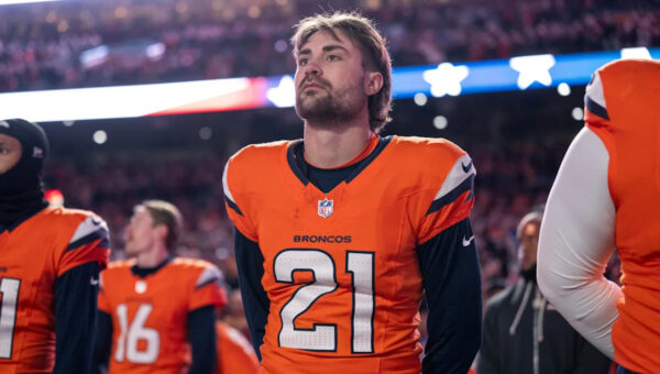 Riley Moss exits preseason game against Packers with injury