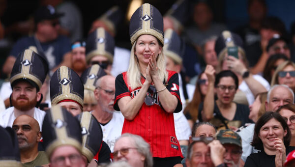 White Sox invoke pope hats for fans and HR celebrations but can’t hold on in extras vs. Reds