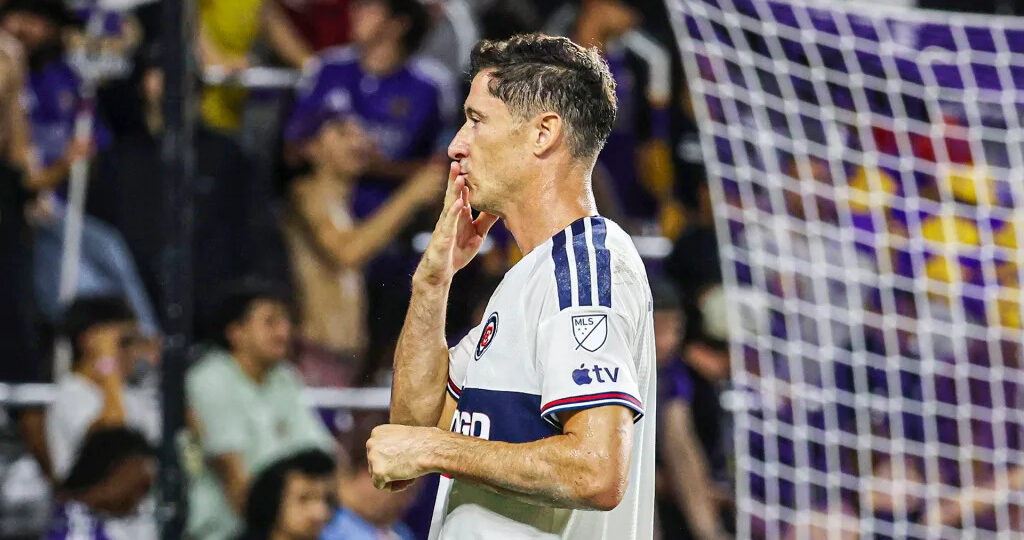 Robert Lewandowski outduels Antoine Griezmann as Chicago continue surge