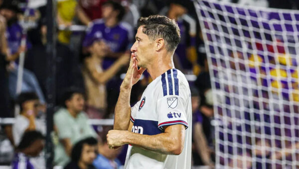 Robert Lewandowski outduels Antoine Griezmann as Chicago continue surge
