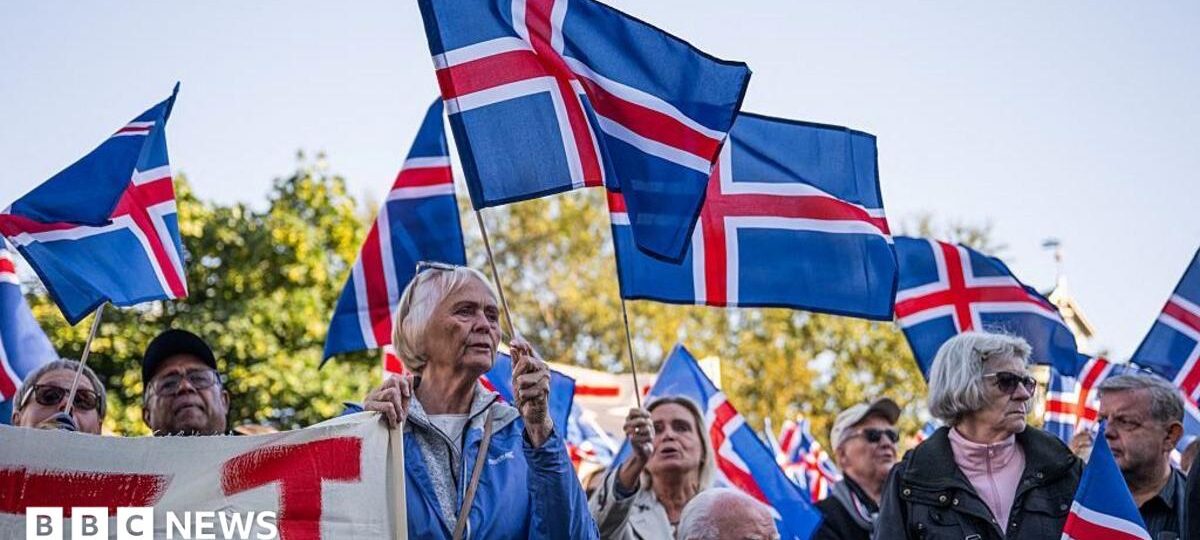Close race as Iceland votes on whether to restart talks on joining EU