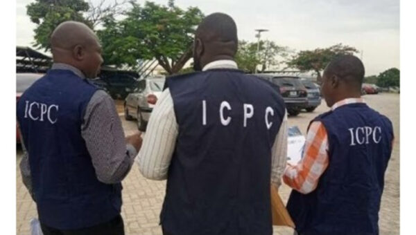 Osun Decides: ICPC official stops man from counting voters in Ede