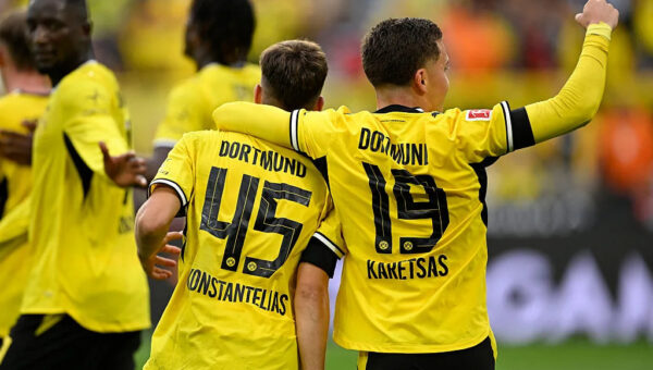 BVB dance with HSV! Greek duo strike up the sirtaki