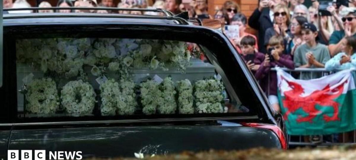 Emotional farewell to 'global, iconic superstar' Bonnie Tyler
