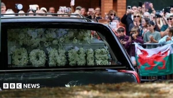 Emotional farewell to ‘global, iconic superstar’ Bonnie Tyler