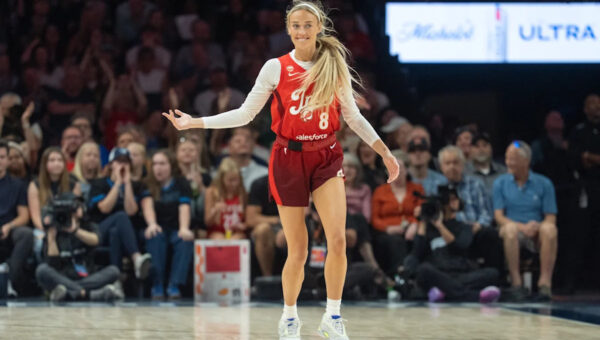 Fever celebrate Sophie Cunningham on 30th birthday