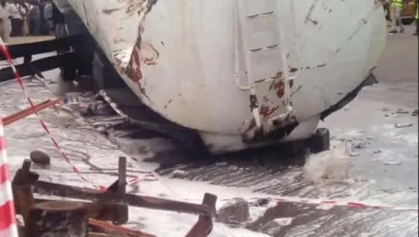 Nigerians scoop fuel as tanker spills content on Lagos-Ibadan Expressway
