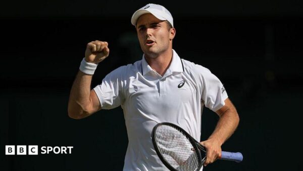 Fery wins on return as Djokovic struggles in heat