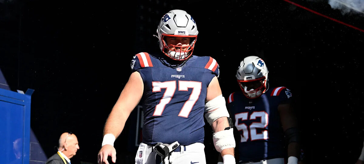 Patriots veteran OL leaves field, heads to locker room after injury