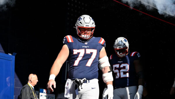 Patriots veteran OL leaves field, heads to locker room after injury