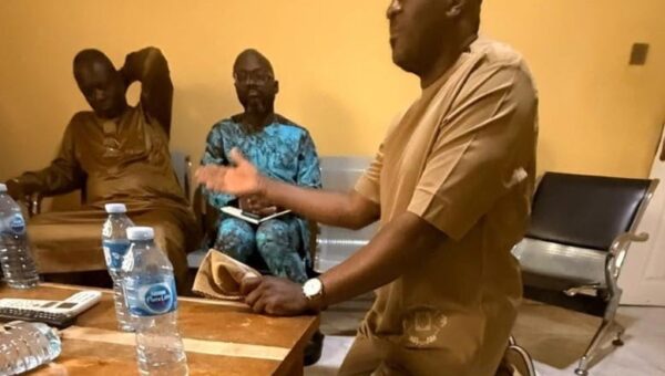 Desmond Elliot kneels before Gbajabiamila, apologises over APC primary fallout