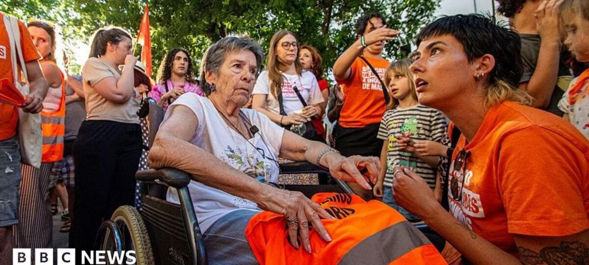 Evicted Spanish pensioner can move back home, lawyer says