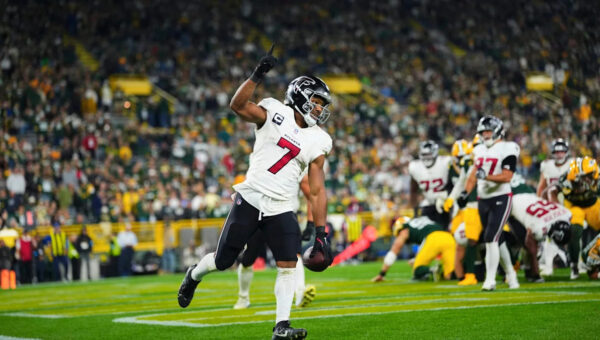 What Atlanta Falcons fans did at Lambeau Field that stunned Al Michaels