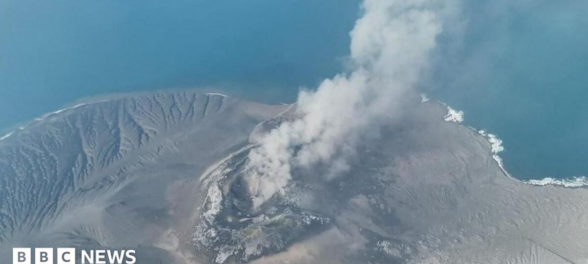 Volcano eruption triggers flight suspensions at Indonesia's main airport