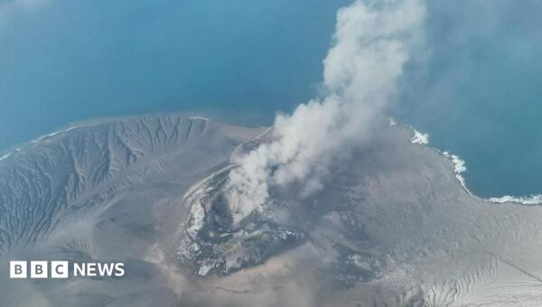 Volcano eruption triggers flight suspensions at Indonesia’s main airport