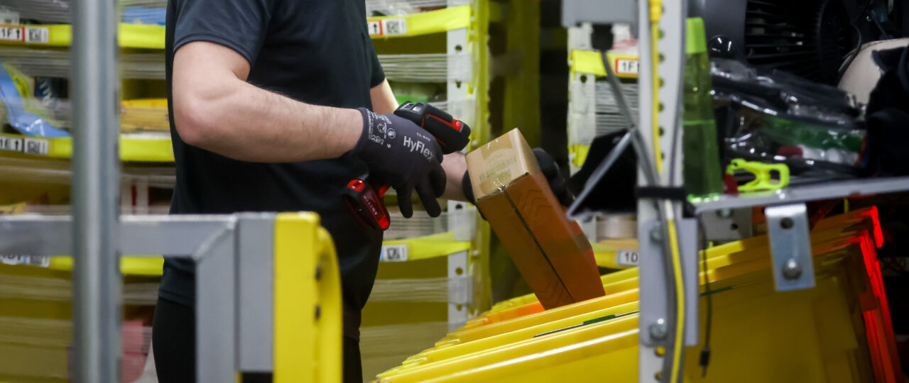 Amazon gives its workers a raise of $1 per hour