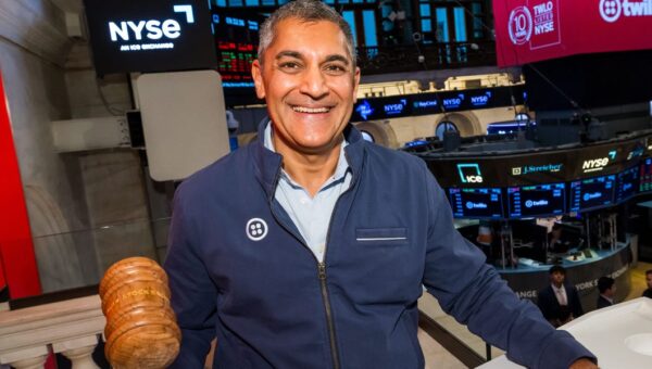 The CEO who leads one handwritten note at a time